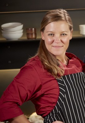 La chef Christina Machamer (@chef.cmac) también es una sumiller certificada. Su estilo culinario se puede describir como cocina campestre con influencia francesa y del norte de Italia. Recibirá llamadas al 1-800-TURKEYS el 20 de noviembre, el 24 de noviembre y el 25 de noviembre. (PRNewsfoto/Jennie-O Turkey Store)
