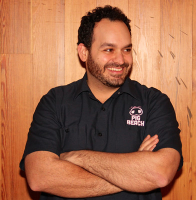 El chef Matt Abdoo (@pigbeachnyc, @mattabdoo) describe su estilo gastronómico como amplio, abarcando desde la cocina italiana de 4 estrellas del New York Times hasta el campeonato de barbacoa a fuego bajo y lento. Recibirá llamadas en la línea directa 1-800-TURKEYS el 25 de noviembre. (PRNewsfoto/Jennie-O Turkey Store)