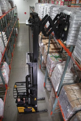 With a 3,000-4,500 lb capacity range and single or deep reach capabilities, the Yale® narrow aisle reach truck combines the latest technology with next-level performance to help exceed expectations in high-density warehousing.