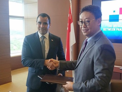 HE Luis Alberto Melo, Ambassador and Consul General of the Republic of Panama to Singapore (left)  and Mr. Yang Ling, CEO of Marine Online (right) at signing ceremony