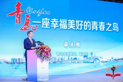Xue Qingguo, member of the Standing Committee of CPC Qingdao Committee and vice mayor of Qingdao, gives an introduction to Qingdao. (PRNewsfoto/Stadt Qingdao)