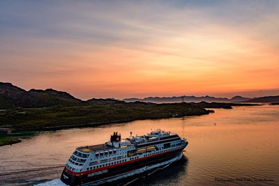 La promotion du Vendredi fou de Hurtigruten qui offre aux futurs voyageurs jusqu'à 50 % de rabais sur les futures expéditions est maintenant en vigueur. (PRNewsfoto/Hurtigruten)