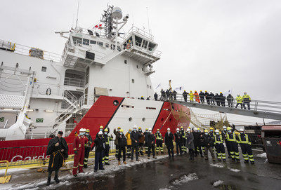 Les travailleurs du chantier naval Davie et des membres de la Garde ctire canadienne soulignent la livraison du NGCC Jean Goodwill  Lvis, Qubec. (Groupe CNW/Garde ctire canadienne)
