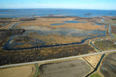 Vue arienne de la Digue-aux-Aigrettes situe dans la rserve nationale de faune du Lac-St-Franois, au Qubec. (Groupe CNW/Environnement et Changement climatique Canada)