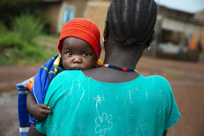 Veronica Marco Bareza carries her youngest child, Mubarak (9 months), at the hospital in Wau, South Sudan. (CNW Group/Canadian Unicef Committee)