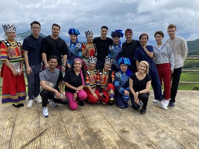 Empleados internacionales en las terrazas de Hani, provincia de Yunnan, Empleados internacionales transmiten con la estrella del pop Yuan Yonglin para apoyar a los campesinos.