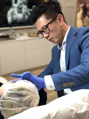 Dr Ivan Puah, Medical Director at Amaris B. Clinic, during an injectable treatment in early 2019