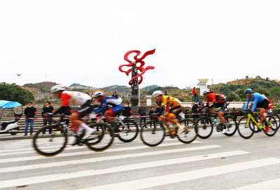 The cycling team rode through Yinjiang Shufa Square.