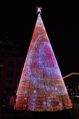America's tallest digital holiday tree - The Mile High Tree, presenting sponsor Modelo - returned to Denver for the second year in 2020. The spectacular art installation – which moved to a new location in the heart of downtown Denver this year – features nightly dynamic light shows set to holiday music from various cultures, all displayed on the country’s tallest pixel LED tree.