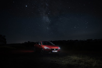 The New SEAT Leon under the Milky Way. Saturn and Jupiter stand out on the left side of the image, on the right, Antares.