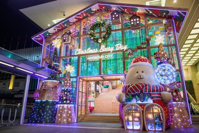 La entrada principal de Harbour City en Hong Kong se convierte en una tienda rebosante de espíritu navideño