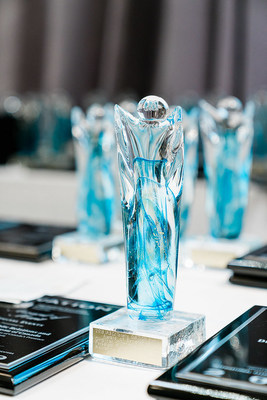 IABC/Toronto OVATION Awards trophy (CNW Group/IABC/Toronto)