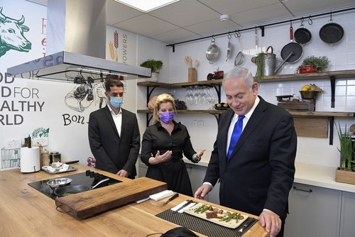 Israel’s Prime Minister Tastes Aleph Farms Cultivated Steak (photographer Koby Gidon, Government Press Office (GPO))