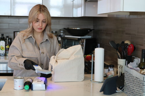 The Acuva™ SOLARIX handheld disinfecting wand disinfects 99.9% of SARS-CoV-2 (COVID-19) in 10 seconds. (CNW Group/Acuva Technologies)