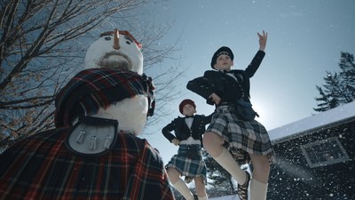 Tim Hortons wishes happy holidays to Canada with an ad that carries a powerful message about diversity and inclusion. (CNW Group/Tim Hortons)