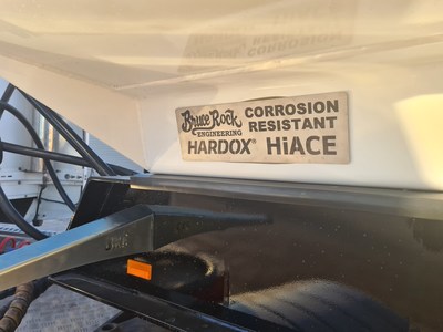 The sign says it all â&#128;&#147; here comes a trailer that stands up to corrosive wear.