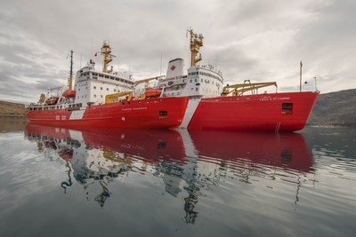 CCGS Louis S. St-Laurent refuels the CCGS Pierre Radisson near Frobisher Bay. (CNW Group/Canadian Coast Guard)