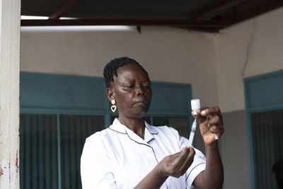 Nurse Lillian Nimaya, 45, fills a syringe with a vaccine at Nyakuron Primary Health Care Centre in Juba, South Sudan. (CNW Group/Canadian Unicef Committee)