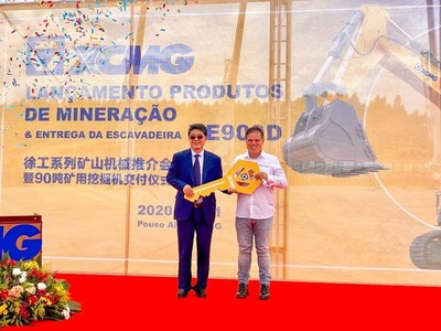 A escavadeira para mineração de 90 toneladas XE900D da XCMG foi entregue em Pouso Alegre, Brasil, para impulsionar o desenvolvimento do setor local. (PRNewsfoto/XCMG)