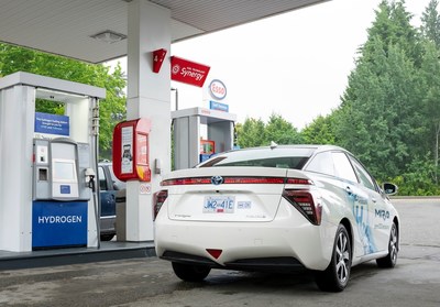 Une Toyota Mirai est ravitaille  l'occasion de la grande ouverture d'une station d'hydrogne situe au nord de Vancouver, en C.-B., le 20 juin 2020. La province prvoit ouvrir au moins cinq stations d'ici la fin de 2021. (Groupe CNW/Toyota Canada Inc.)