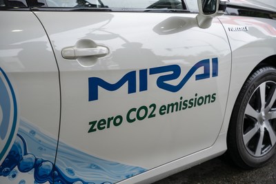 Une Toyota Mirai est ravitaille  l'occasion de la grande ouverture d'une station d'hydrogne situe au nord de Vancouver, en C.-B., le 20 juin 2020. La province prvoit ouvrir au moins cinq stations d'ici la fin de 2021. (Groupe CNW/Toyota Canada Inc.)