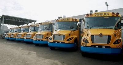 La plus grande flotte d'autobus scolaires zro mission en Amrique du Nord renforce par la livraison de 10 autobus Lion lectrique (Groupe CNW/La Compagnie lectrique Lion)