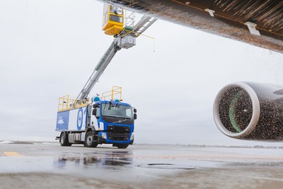 Aéro Mag dévoile le premier camion de dégivrage d'aéronefs électrique au monde, le 17 décembre 2020, à l'Aéroport International Montréal-Trudeau. (Groupe CNW/Aéro Mag)