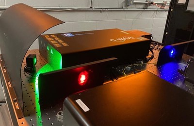 A broad colour palette from three tunable HÜBNER Photonics sources. The blue and red light in the foreground comes from two C-WAVES. META’s new GTR in the background supplies tunable green light in a wavelength range that was previously inaccessible. (CNW Group/Metamaterial Inc.)