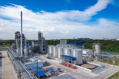 The plant built by Total Corbion PLA, a joint venture between French energy major Total and Dutch biochemical giant Corbion, in Rayong, in Thailand’s Eastern Economic Corridor, is using locally-grown cane sugar to manufacture annually 75,000 tonnes of polylactic acid, or PLA, a 100 percent renewable and biodegradable bioplastic that can be used to replace polystyrene and other oil-based polymers while having a 75 percent smaller carbon footprint.