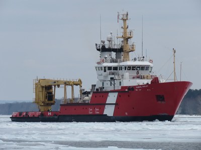 Le NGCC Samuel Risley effectue des tches de dglaage sur la rivire Ste-Marie (Ontario) en mars 2020. (Groupe CNW/Garde ctire canadienne)