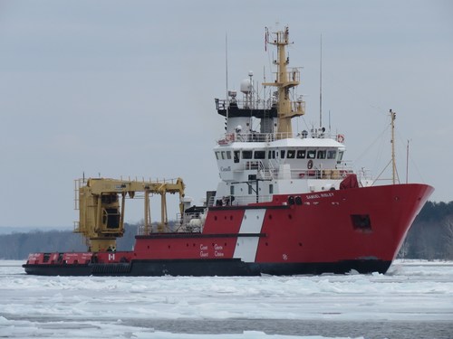 Le NGCC Samuel Risley effectue des tâches de déglaçage sur la rivière Ste-Marie (Ontario) en mars 2020. (Groupe CNW/Garde côtière canadienne)