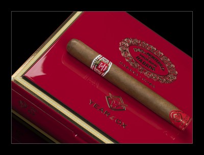 This vitola is presented in a special box of 18 Habanos made “Totalmente a Mano con Tripa Larga"