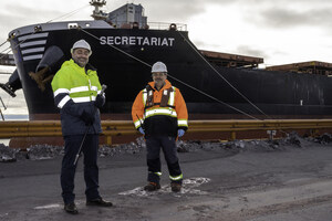 Premier navire de l'année : ArcelorMittal Infrastructure Canada s.e.n.c. remet sa canne à pommeau d'acier au capitaine du navire Secretariat