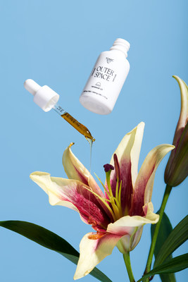 TONIC's Outer Space Renewal Oil combines a mindful combination of CBD and CBC with a meticulously balanced blend of plant oils and extracts. Each performance-driven ingredient plays a role in keeping skin balanced, healthy and glowing while actively repairing damage and preventing signs of aging. Photo by Studio HMVD, Brooklyn, NY. Copyright TONIC 2020