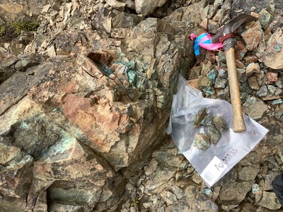 Photo 1: 1% Cu and 0.2 g/t Au – malachite at the contact between a porphyritic dyke swarm intruding volcanic rocks hosting disseminated chalcopyrite mineralization. (CNW Group/Libero Copper & Gold Corporation.)