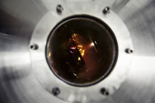Aperçu au travers d’une fenêtre de l’intérieur d’un réacteur sous ultra-haut vide où les nanotubes d’oxyde de titane (TiO2) sont décorés avec des nanoparticules d’oxyde de cobalt (CoO). (Christian Fleury, INRS) (Groupe CNW/Institut national de la recherche scientifique (INRS))