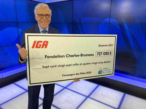 Pierre Bruneau acceptant le don des marchands IGA au nom de la Fondation Charles-Bruneau. (Groupe CNW/IGA)