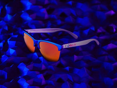The newest evolution of Oakley’s most iconic lifestyle eyewear, the limited-edition Frogskins Lite sunglasses feature a throwback Turtle Beach color scheme, Oakley’s Prizm™ Ruby Iridium Lenses, and a rainbow gradient Oakley logo and Turtle Beach logo on the temple.