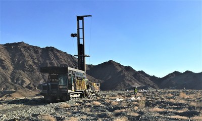Sonic drill rig of Yellow Jacket Drilling Services, LLC on the American Girl historical heap leach pad (hole AGS-01) (CNW Group/Southern Empire Resources Corp.)