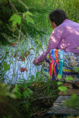 Georgian Bay Biosphere Mnidoo Gamii’s Maawaanji'iwe (Gets People Together) Manager releasing a turtle hatchling.
Photo credit: Steven Kell (CNW Group/Environment and Climate Change Canada)