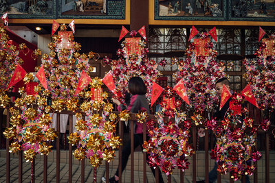 People walk through an aisle of pinwheel as a symbol to get rid of bad luck on February 4, 2016 in Hong Kong, Hong Kong. The Chinese Lunar New Year, also known as the Spring Festival, which is based on the Lunisolar Chinese calendar, is celebrated from the first day of the first month of the lunar year and ends with Lantern Festival on the fifteenth day. (Photo by Lam Yik Fei/Getty Images)