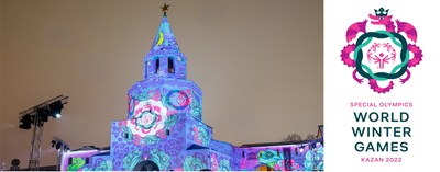 El logotipo de los Juegos Mundiales de Invierno de Olimpiadas Especiales Kazán 2022 fue revelado con una proyección sobre el Kremlin de Kazán, un sitio patrimonio mundial de la UNESCO