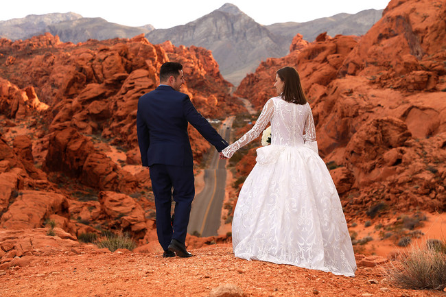Your wedding is the beginning of your new future. So start of your new future with an amazing wedding at an unbelievable location like Valley of Fire.