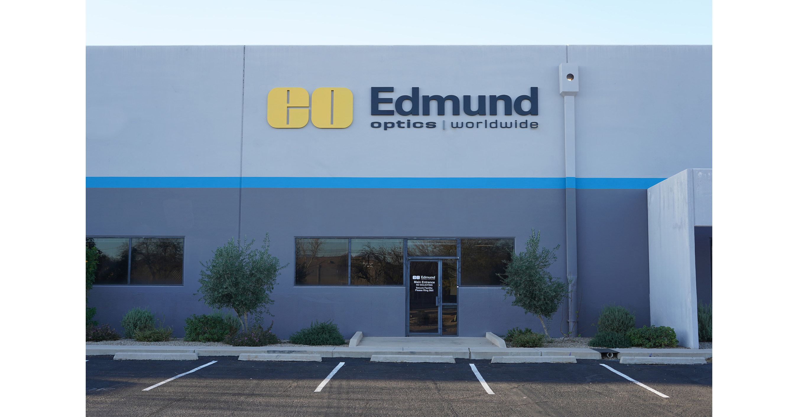 Edmund Optics Inc. Opens New Assembly and Advanced Design Facility in Tucson, AZ; Increases Domestic Manufacturing and Design Capabilities Edmund Optics Inc. Opens New Assembly and Advanced Design Facility in Tucson, AZ; Increases Domestic Manufacturing and Design Capabilities