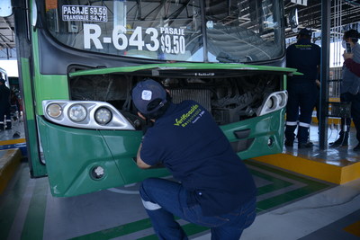 An inspector performs an emissions check on a bus at the DEKRA station in Guadalajara. The new station’s seven lanes are projected to handle 65,000 inspections in 2021 and grow to more than 100,000 per year in the future.  Once open, the six DEKRA-powered stations in Guadalajara will include 42 lanes and are expected to handle a total of 600,000 inspections each year.