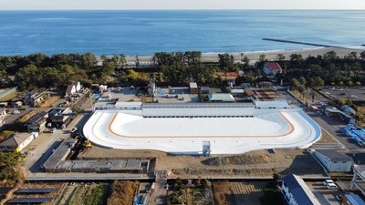 Vue arienne de la phase finale de la construction de l'installation PerfectSwell Shizunami. Photo : Surf Stadium Japan. (PRNewsfoto/American Wave Machines, Inc.)