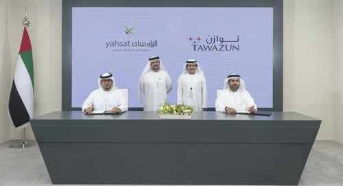 Eisa Al Shamsi, Deputy General Manager of Yahsat Government Solutions, and Matar Al Romaithi, Chief Economic Development Officer for Tawazun sign Memorandum of Understanding in the presence of H.E. Tareq Al Hosani and Chief Executive Officer of Tawazun and Musabbeh Al Kaabi Chairman of Yahsat.