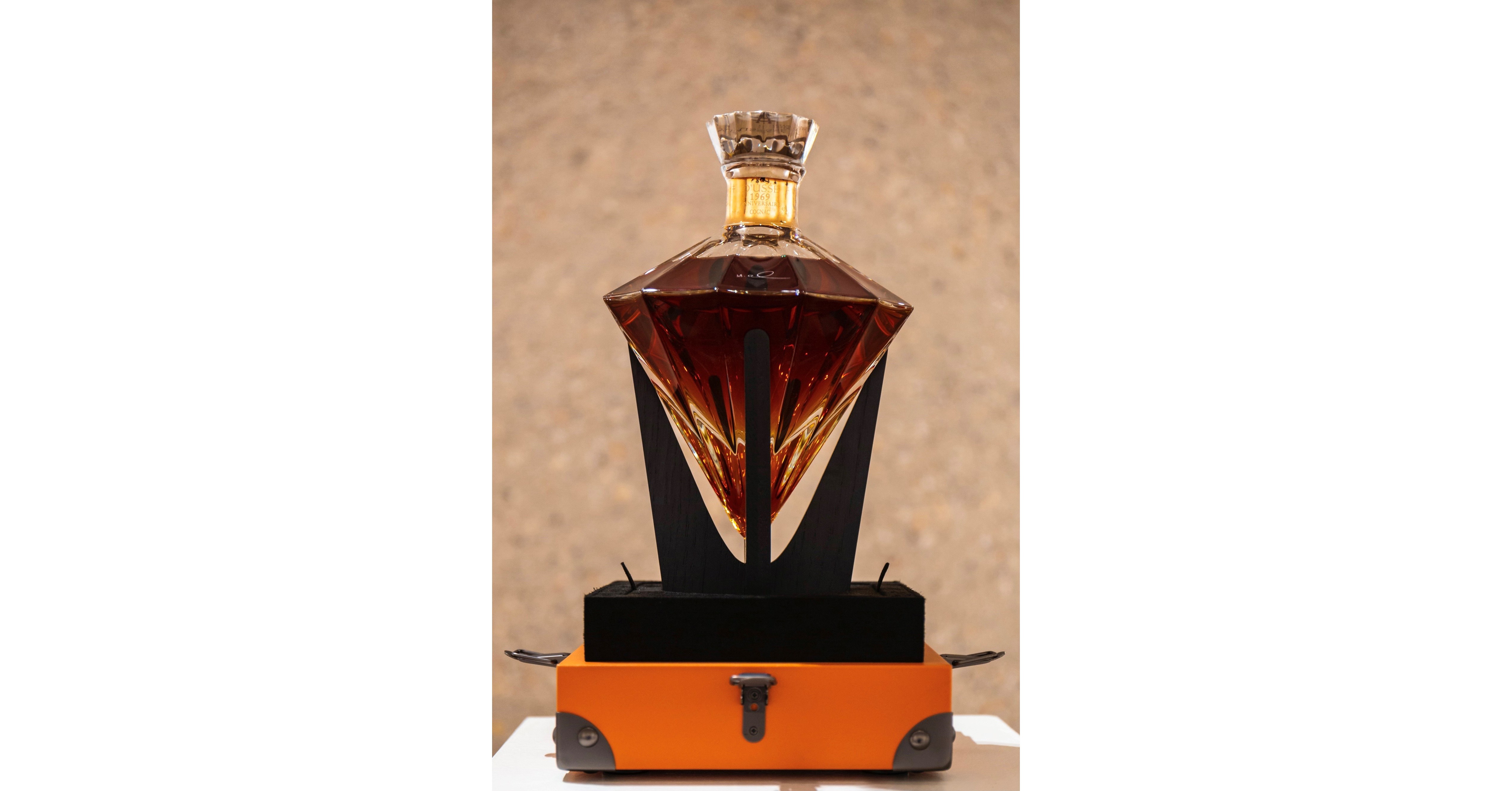 A new precious casket for Champagne and Cognac at Charles de