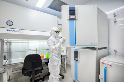 Scientist working in the ACTM facility GMP cleanroom (CNW Group/Entos Pharmaceuticals)