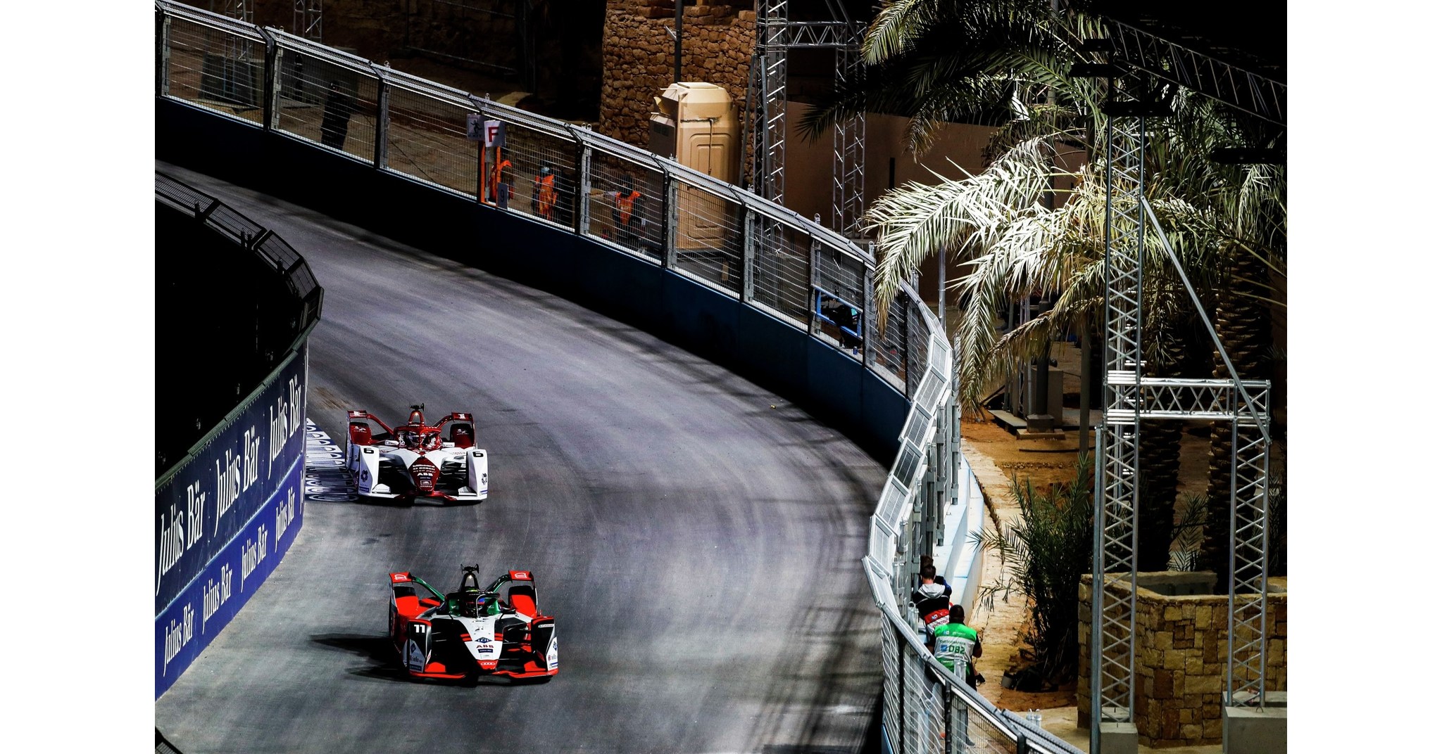 Diriyah E-Prix gestartet: Das erste vollelektrische Formel-E-Nachtrennen erhellt den Himmel Saudi-Arabiens
